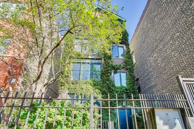 Photo - 819 N Damen Ave