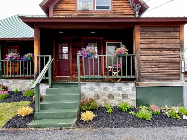 Front Porch - 107 Franklin St Unit B