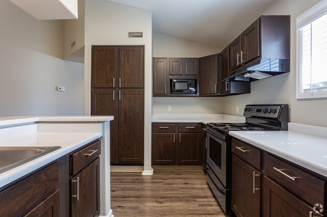 2HAB, 2BA - 1085 ft² - Pines at Broadmoor