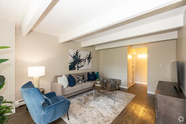 1BR, 1BA - 706SF - Living Room
