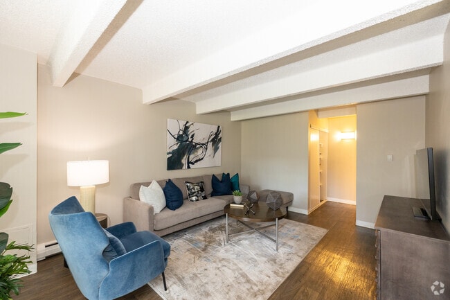 1BR, 1BA - 706SF - Living Room - Mosaic