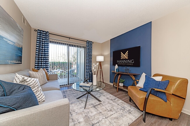 Amplia sala de estar con pisos estilo madera. - The Manning