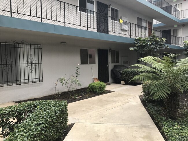 3 Bedroom Clairemont Condo in Gated Community - 3 Bedroom Clairemont Condo in Gated Community