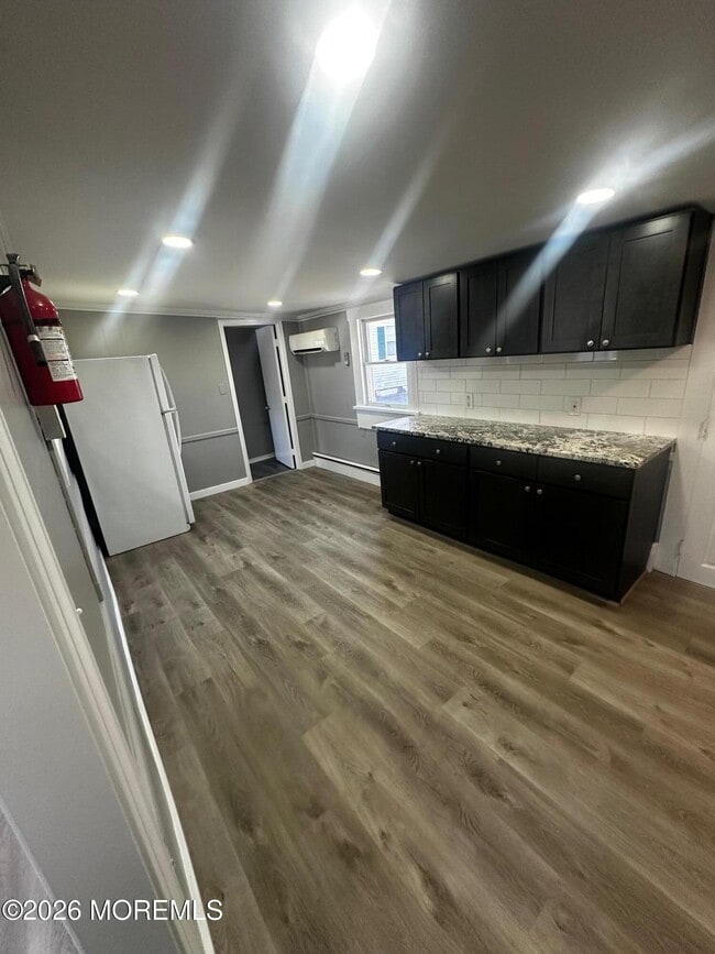 Photo - 114 W 4th St