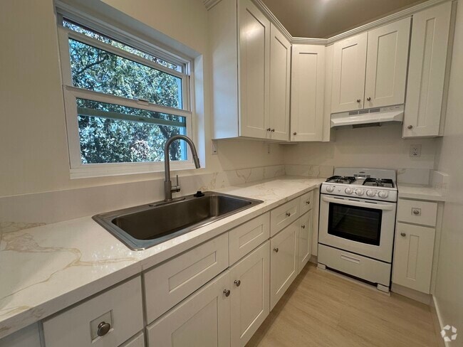 Building Photo - 323 W 4th St Rental
