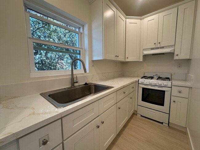 Building Photo - 323 W 4th St Rental