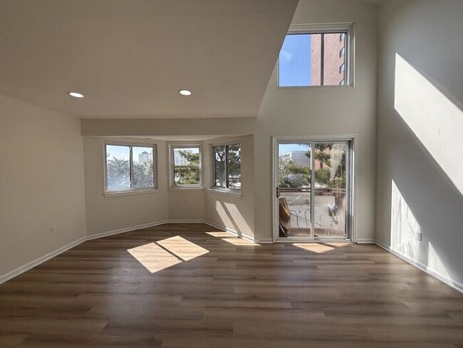 Building Photo - 1434 Mediterranean Ave Unit C