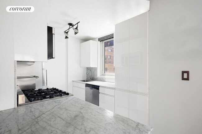 Photo - 322 W 57th St