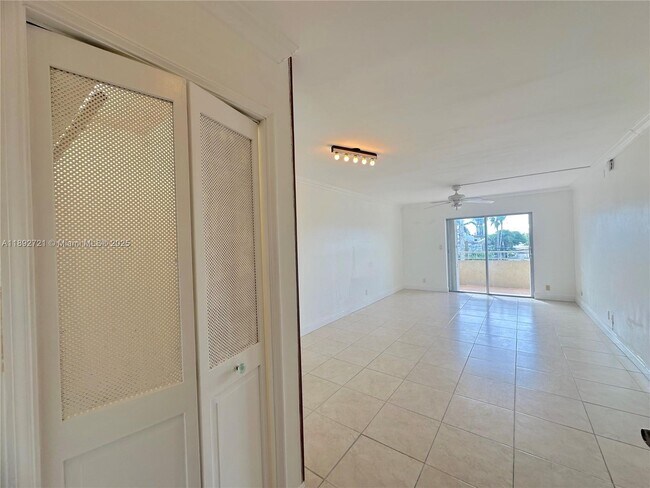 Photo - 900 NE 18th Ave Unidad 304