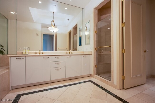 Building Photo - 2857 Paradise Rd Unit 206