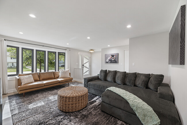 Photo - 208 W Hartford Dr