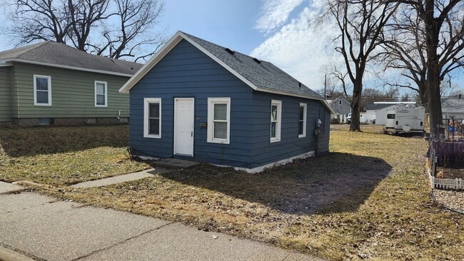 Building Photo - Cozy House with Large Yard