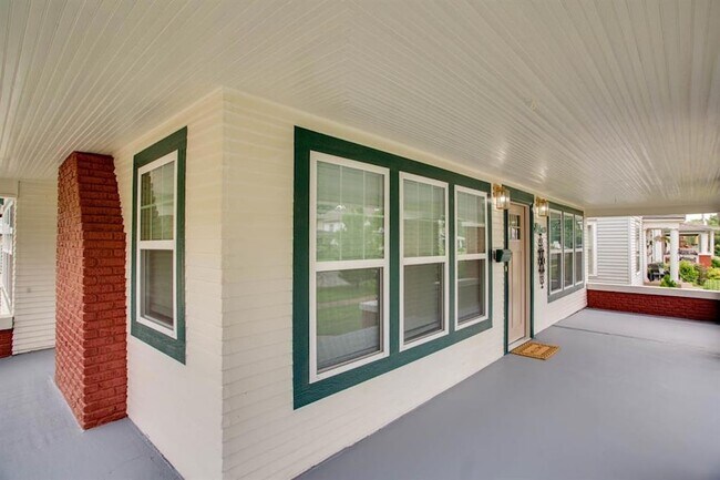 Photo - 1324 W Maine St