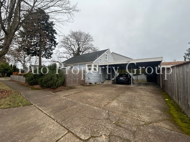 Building Photo - 13th &amp; Chambers Unit 13th