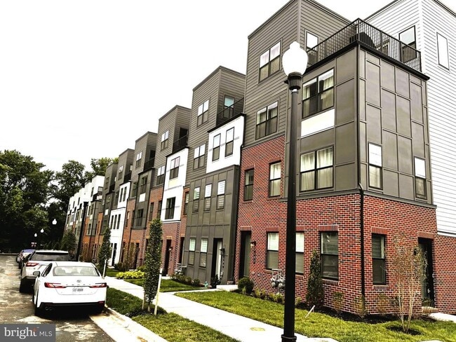 Building Photo - 4989 Eisenhower Ave