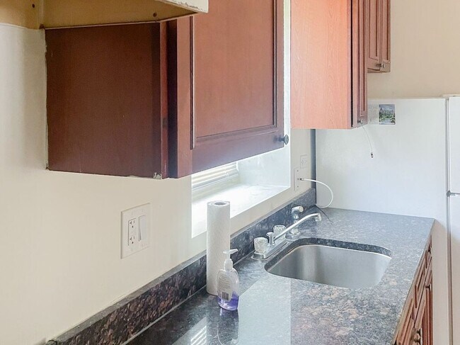 Photo - 3924 N Pine Grove Ave Unit 2W