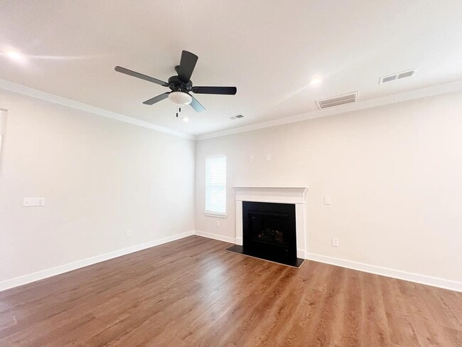 Photo - 44 Connaught Ct