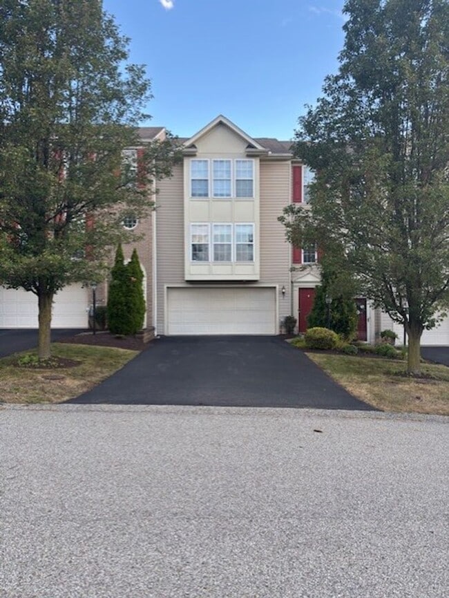 Building Photo - 3 Bedroom Townhouse