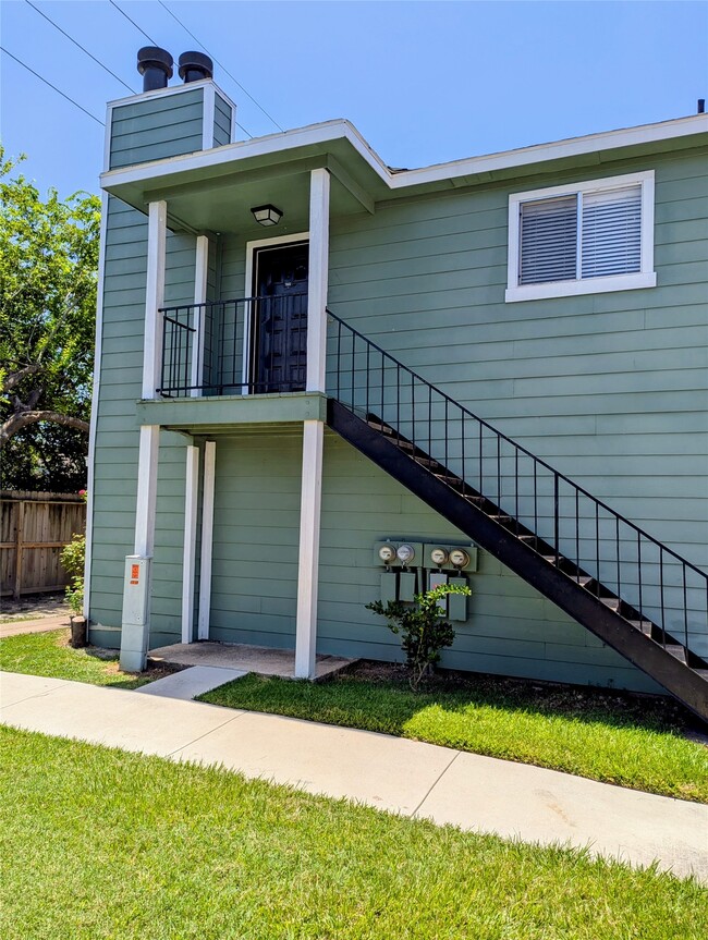 Building Photo - 7661 Fallbrook Dr Unit 7661