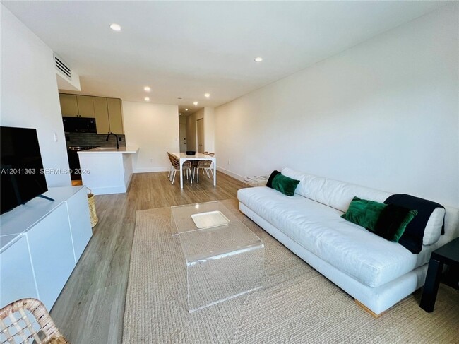 1900 Meridian Ave Unit 306