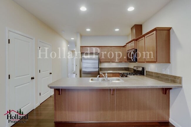 Photo - Stylish 3-Bedroom Portland Home with Fireplace, Garage & Modern Conveniences