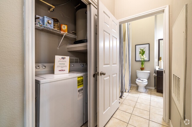 1BR, 1BA - 822SF - Laundry