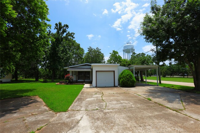 Building Photo - 302 Circle Way St