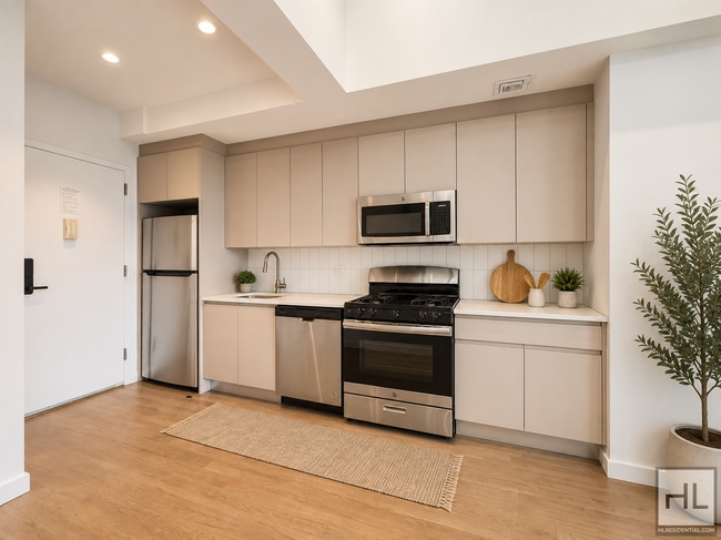Bushwick Avenue / Spacious Penthouse 2-Bed with Balcony