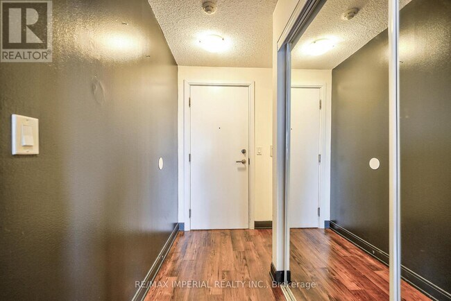 Photo - 330 Burnhamthorpe Rd W Unité 1108