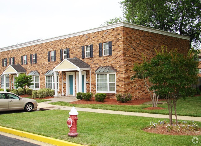Building Photo - Churchill Mews Apartments