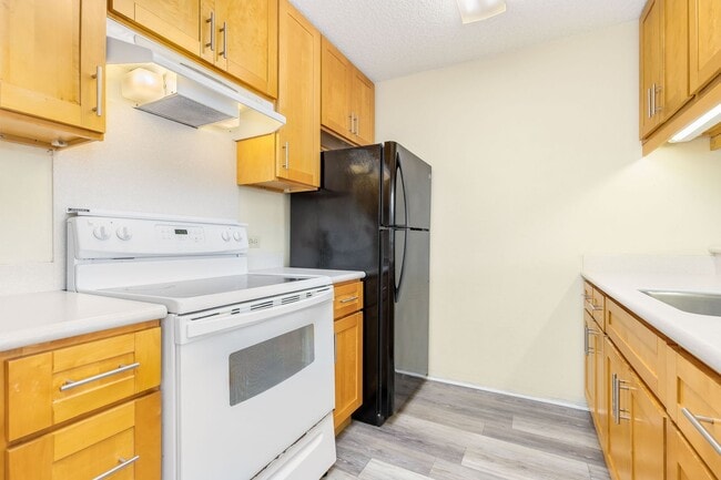 Building Photo - 2 bedroom 1 bath condo in Pearl 1 with 1 covered parking