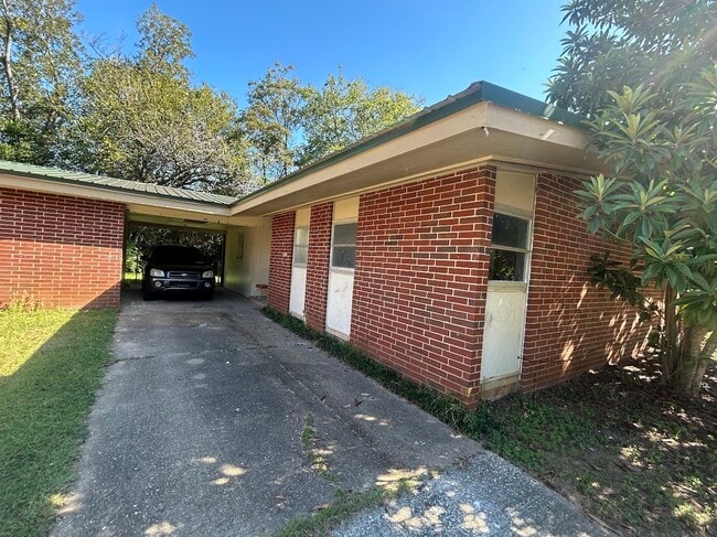 Building Photo - 1911 S Riverview Cir