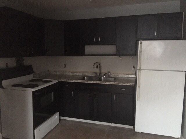 kitchen - 4914 Charlemar Dr Unit 3