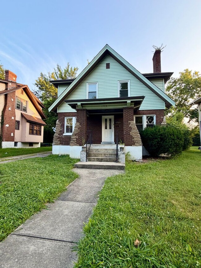 Building Photo - 1750 Avonlea Ave