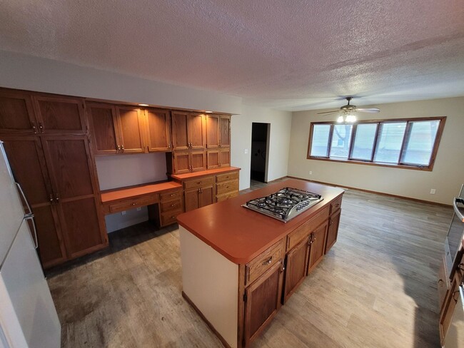 Building Photo - Don't miss this spacious kitchen!