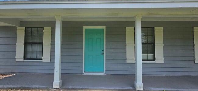 Photo - Charming 3-Bedroom Home in Deland – Water and Lawncare Included!