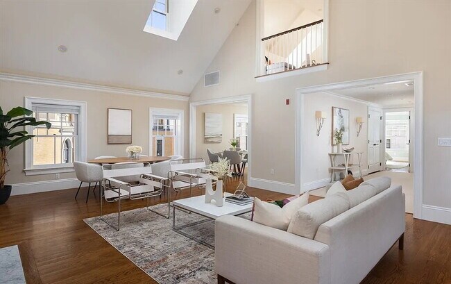 Building Photo - Bright & Spacious Unit with Natural Light