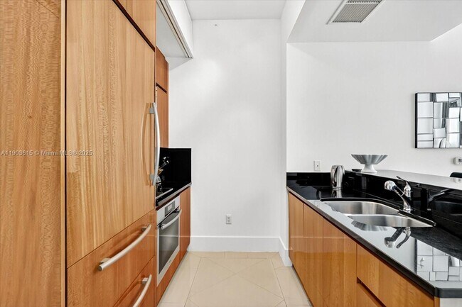 Photo - 50 South Pointe Dr Unidad 503