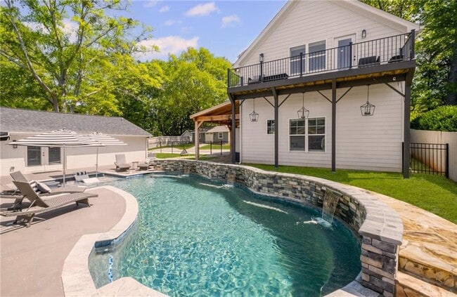 Photo - 8175 Main St