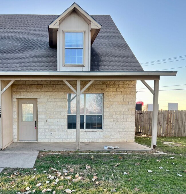 Building Photo - Duplex Available in Jarrell