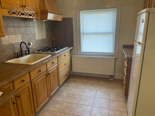 Cocina: incluye cocina a gas y un nuevo refrigerador de acero inoxidable (no se muestra). - 1128 Caldwell Ave Unidad Fl 2