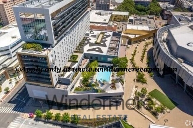 Building Photo - Upscale High-Rise Fully Furnished 1 bed/1 ... Rental