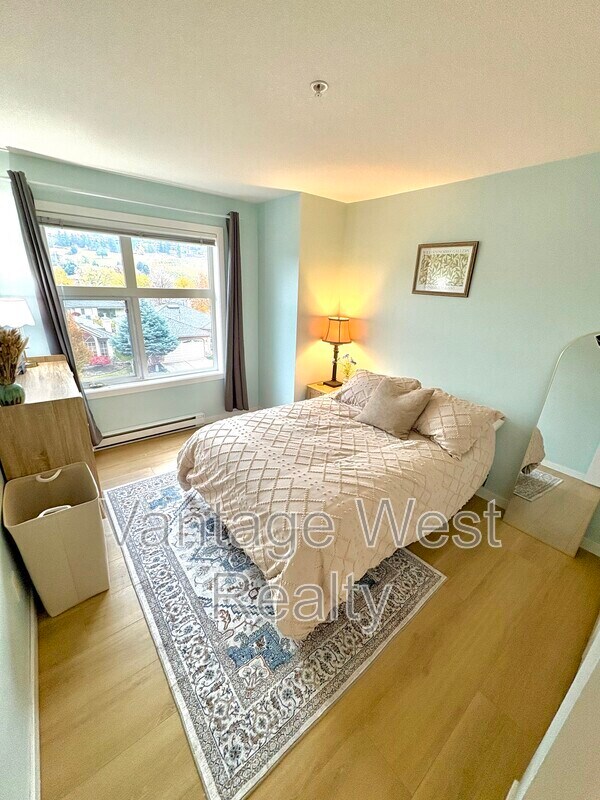 Photo - 571-571 Yates Rd