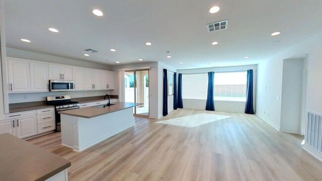 Building Photo - 1627 Vlg Grn Wy