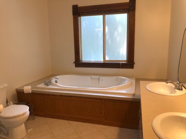 Photo - 806 S Lake St