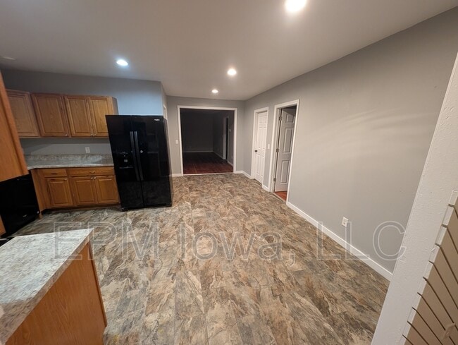 Photo - 810 3rd St SE