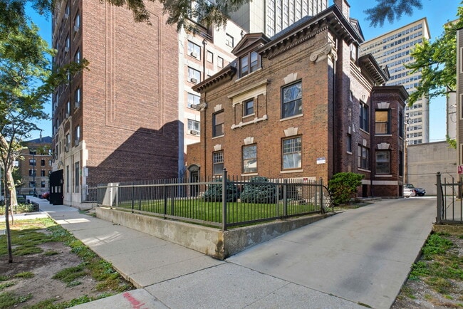 Photo - 3939 N Pine Grove Ave Unit 2