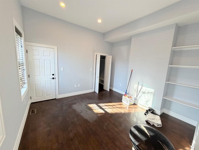 Photo - 8 Cross St E Unit 1