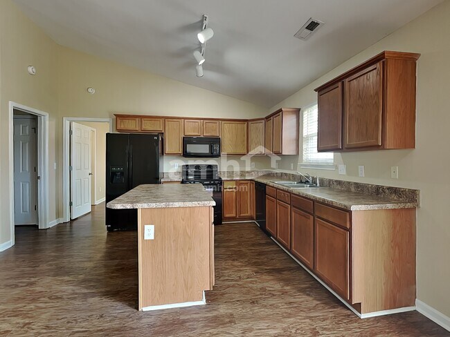 Photo - 414 Woodford Way