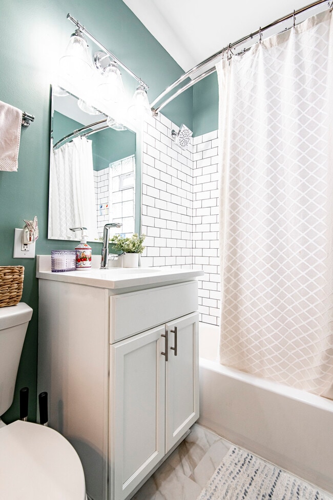 Building Photo - 1028 E Pearson St Unit 1030